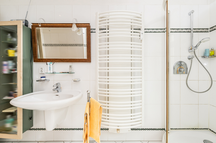 Geräumiges Bad, Wanne + Dusche Geräumiges Bad, Wanne + Dusche