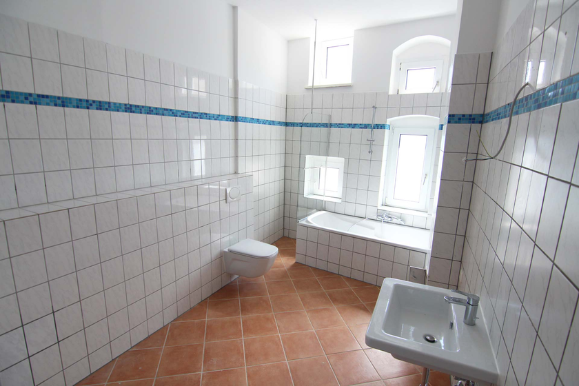 Geräumiges Wannenbad Geräumiges Wannenbad