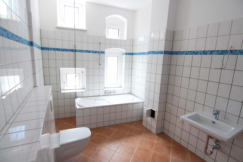 Geräumiges Wannenbad Geräumiges Wannenbad