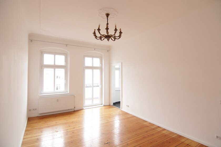 Wohnzimmer mit Balkon 1 Wohnzimmer mit Balkon 1